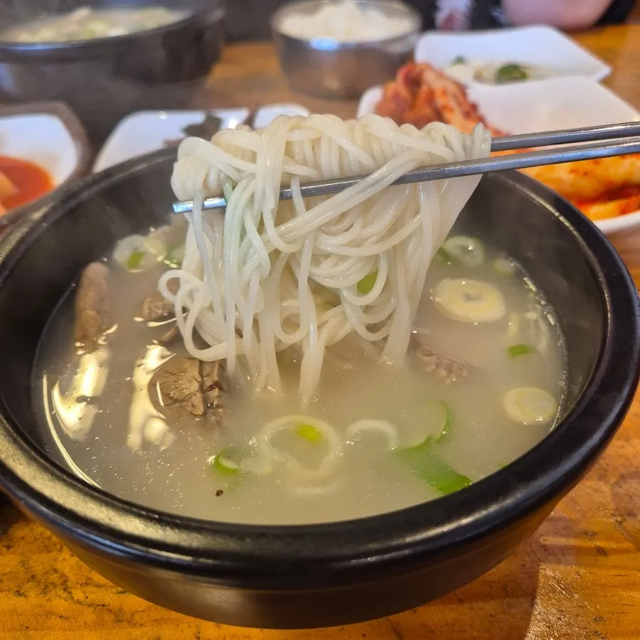 Seolleongtang seasoned with pepper and sauce