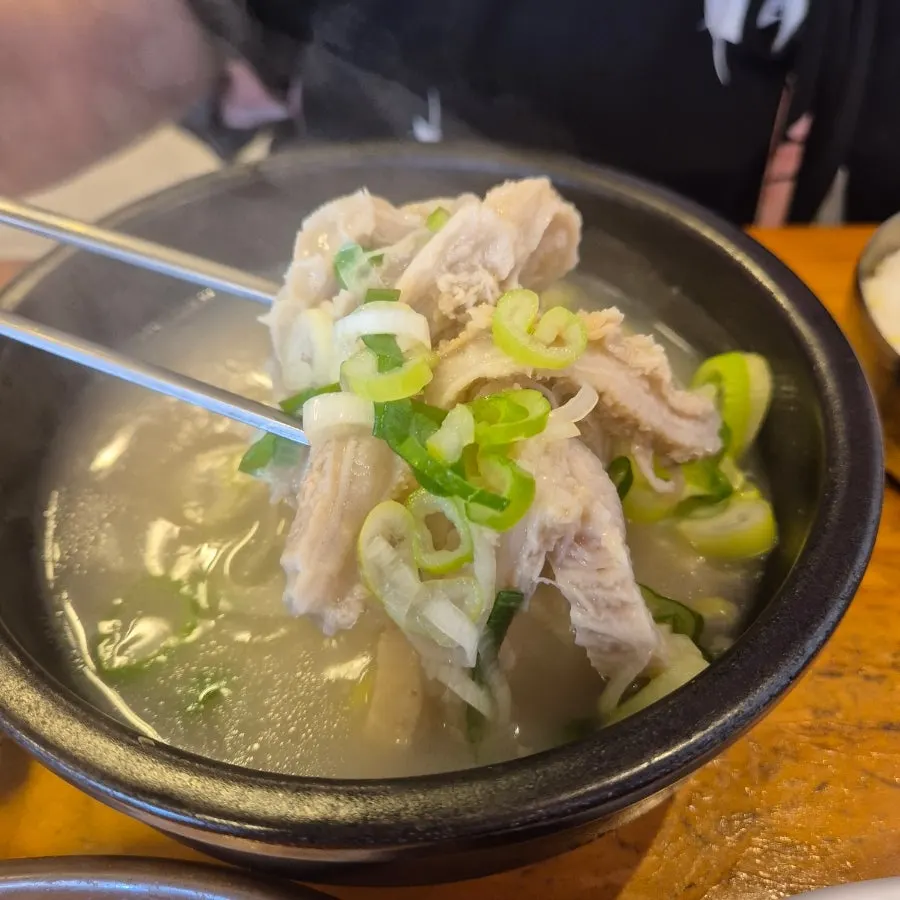 A scoop of meat from the seolleongtang