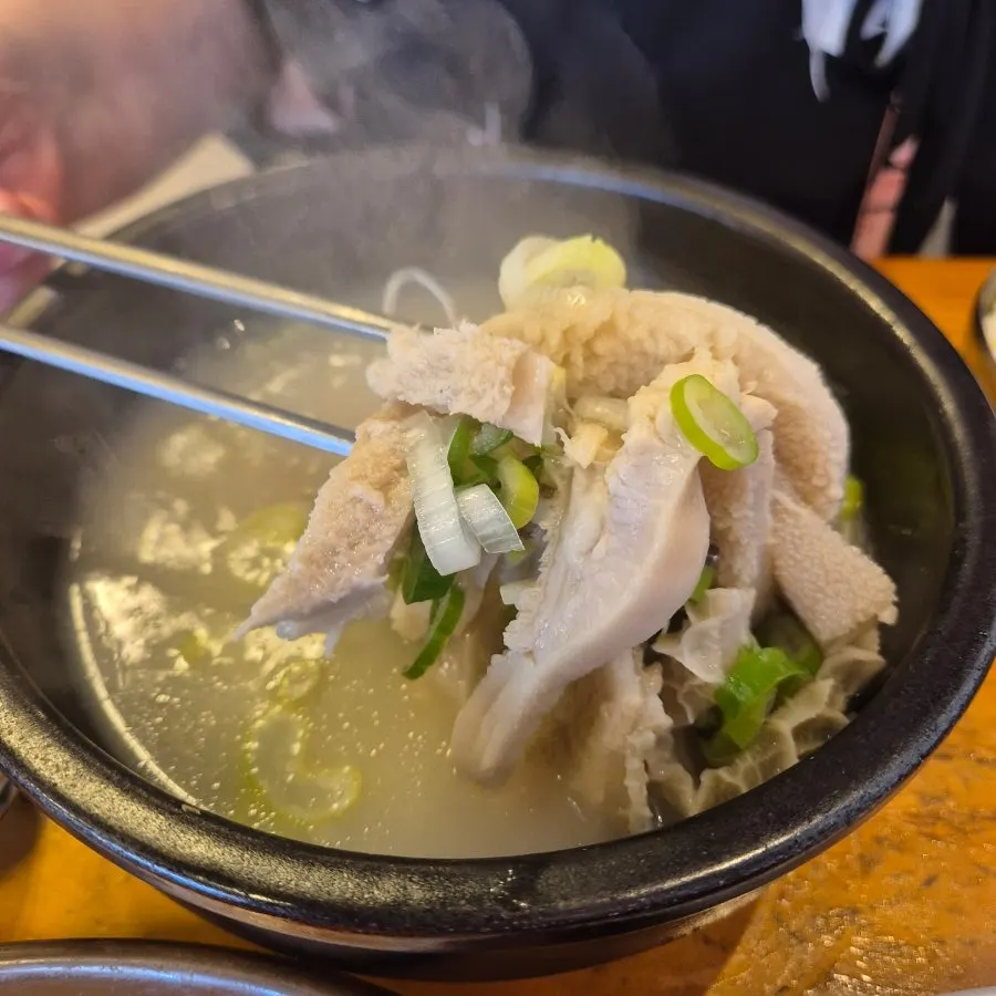 Hanwoojang's yangtang, packed with beef tripe