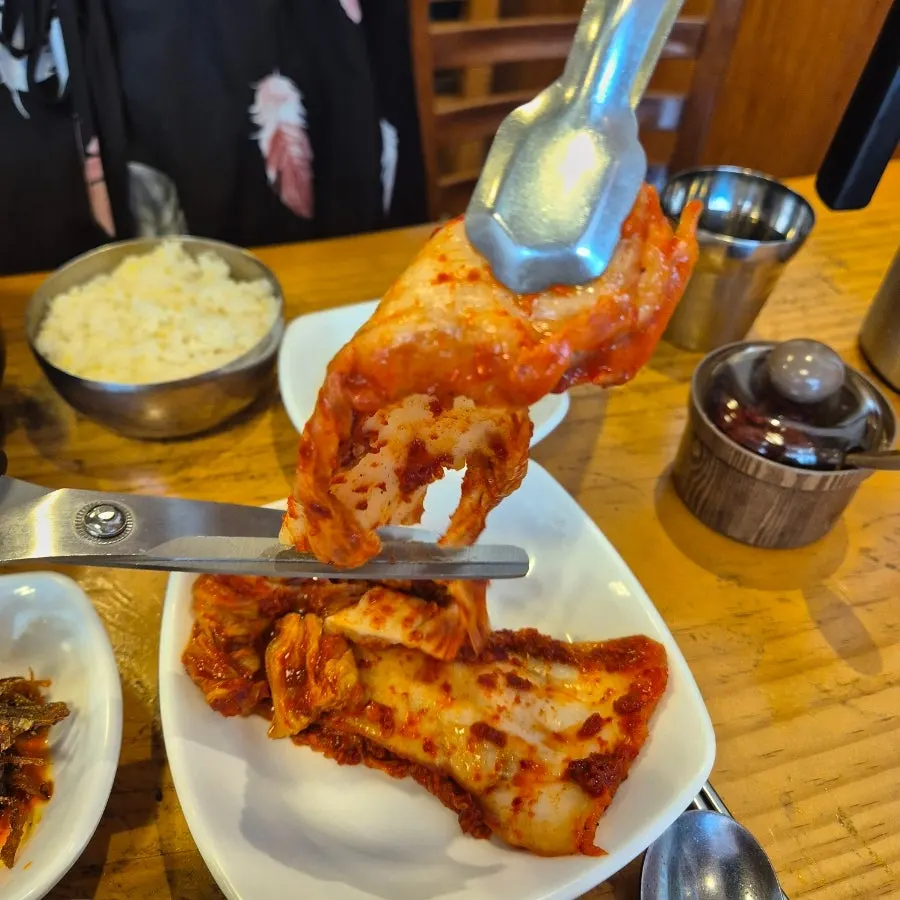 Kimchi and kkakdugi side dishes at Hanwoojang