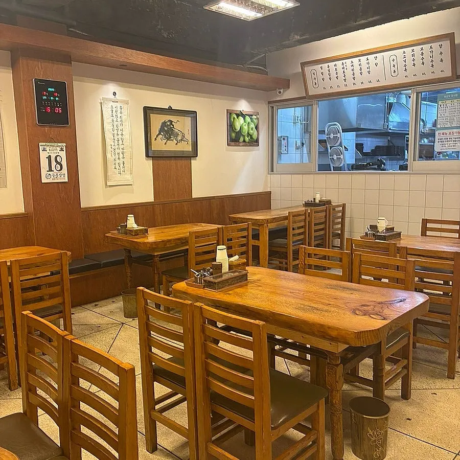 테이블이 넓게 배치된 한우장 내부