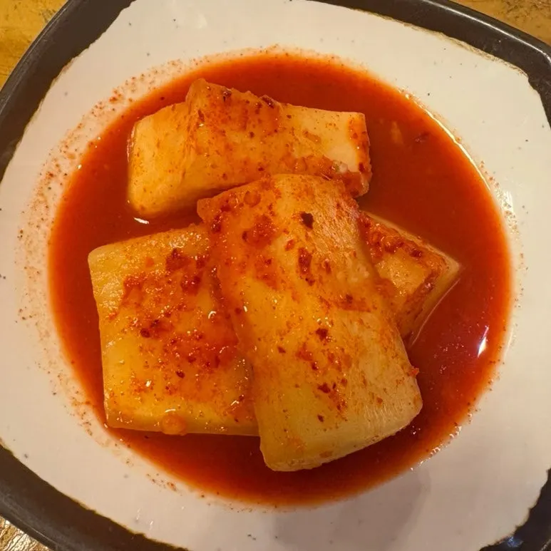 깍두기와 김치 등 한우장 기본찬