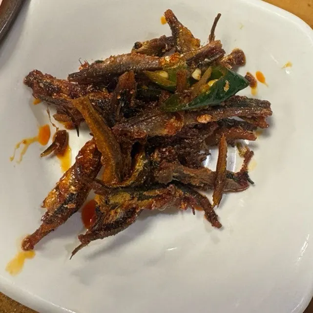 양념멸치볶음이 담긴 반찬 접시