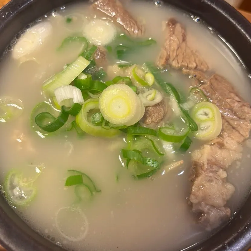 고기가 담긴 한우장 꼬리곰탕