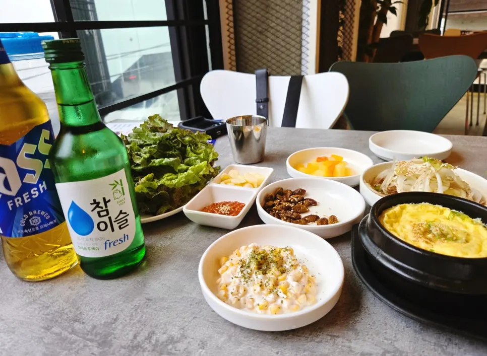 야채곱창 주문 뒤 차려진 밑반찬