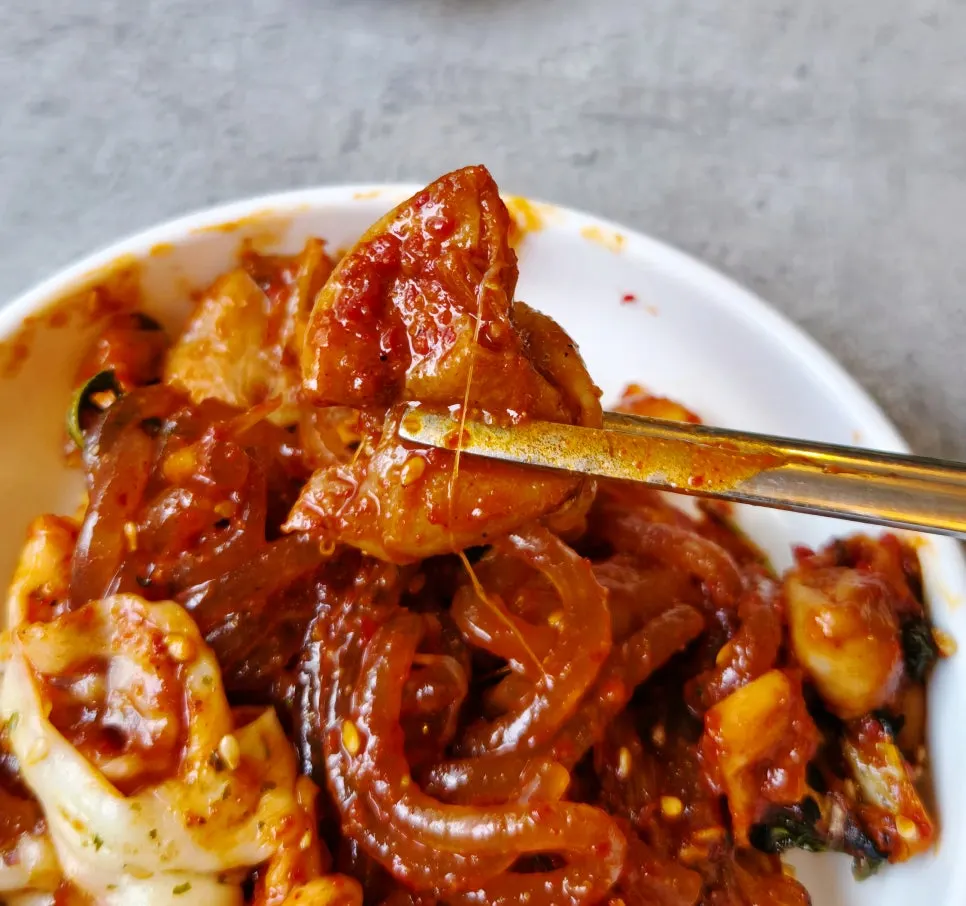 치즈와 야채 당면을 곁들인 곱창