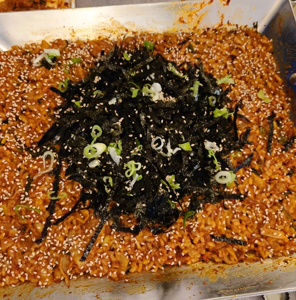 주방에서 볶아 나온 철판 볶음밥