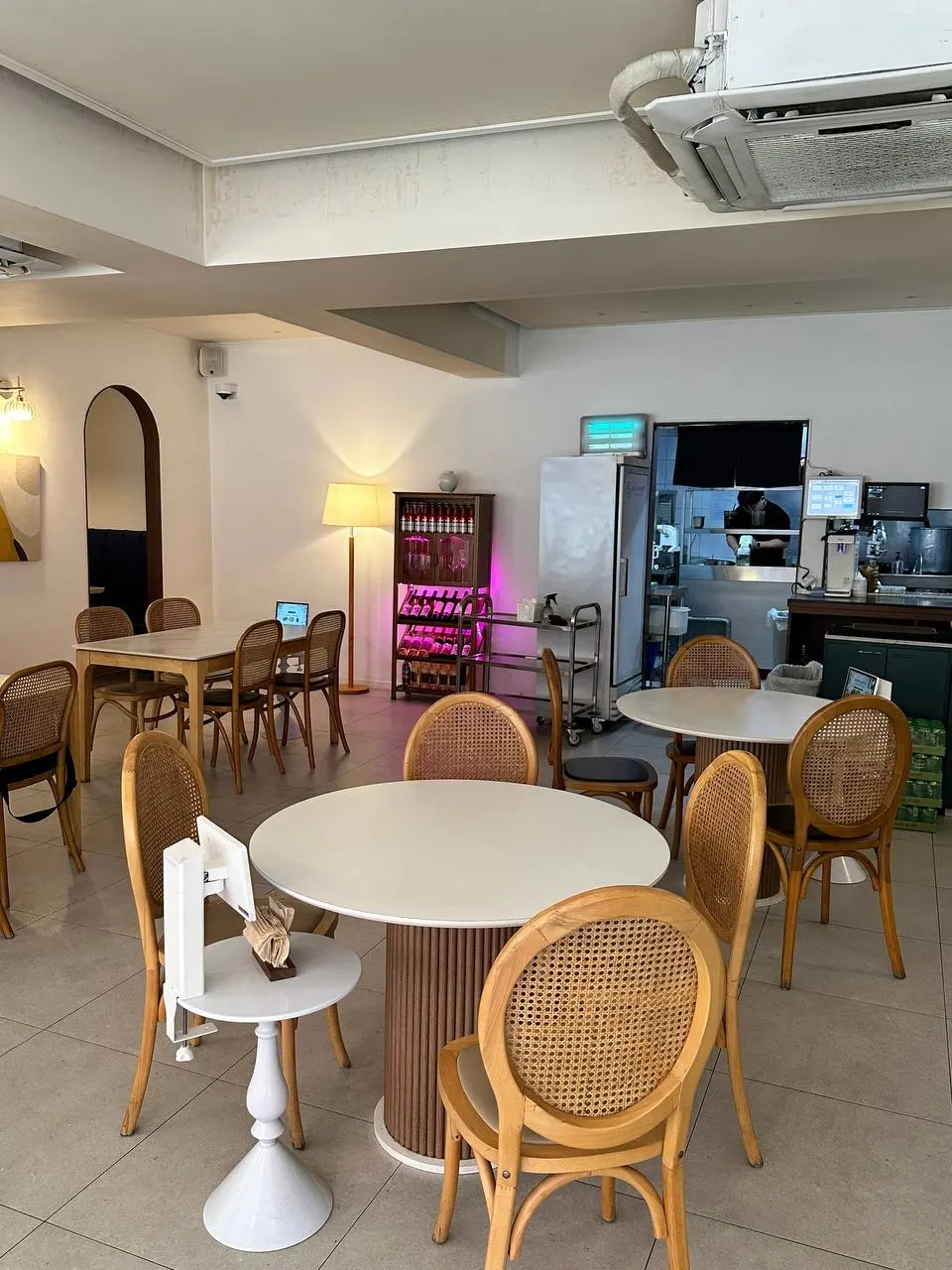 Private rooms and table seating at Resting07