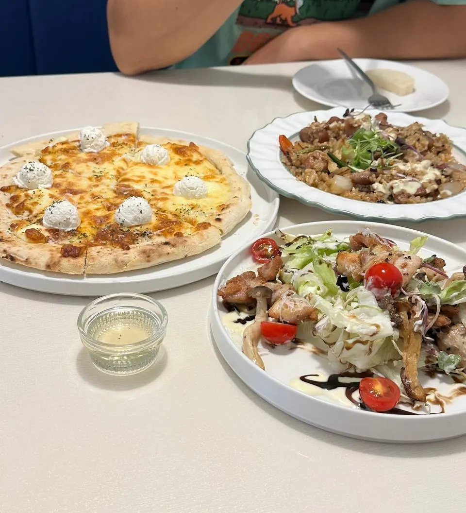 Pizza, pilaf, and salad order