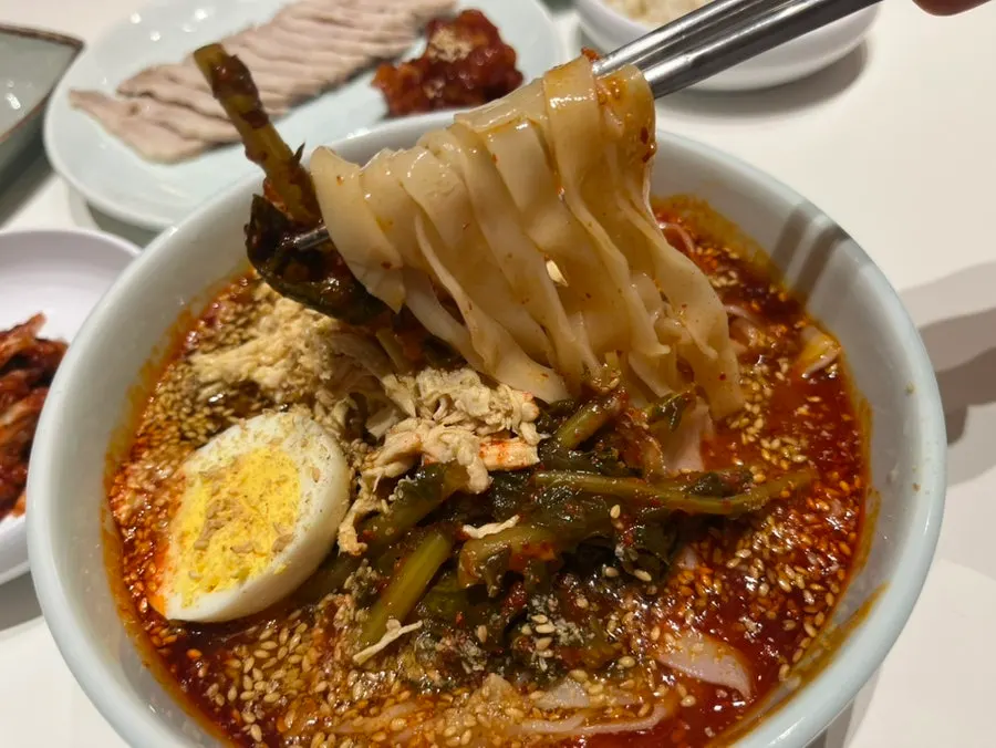 초계비빔칼국수 메뉴 사진