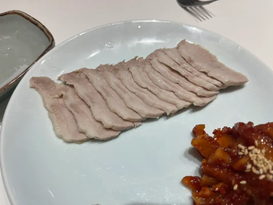 가브리살수육 반접시 식사 사진