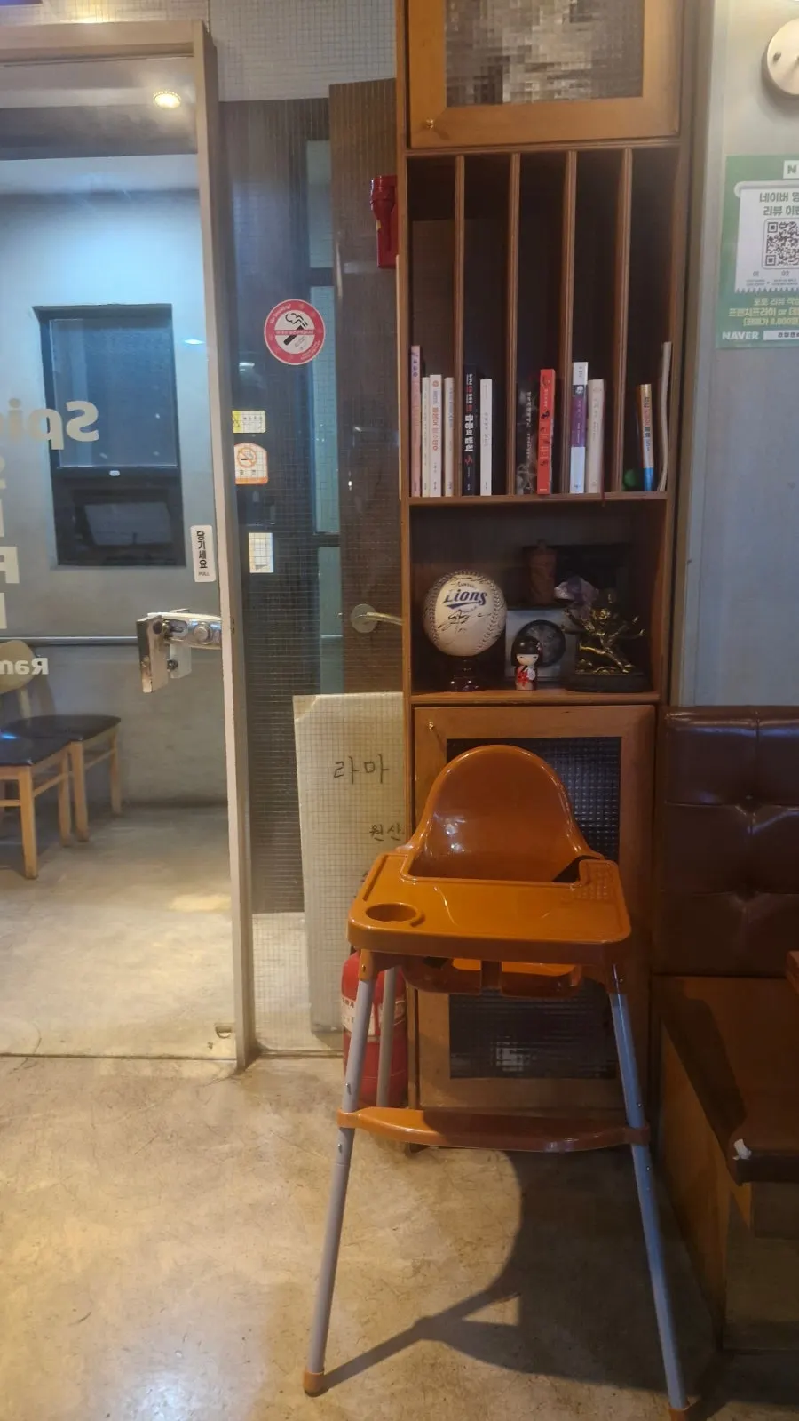 샹들리에와 은은한 조명의 실내