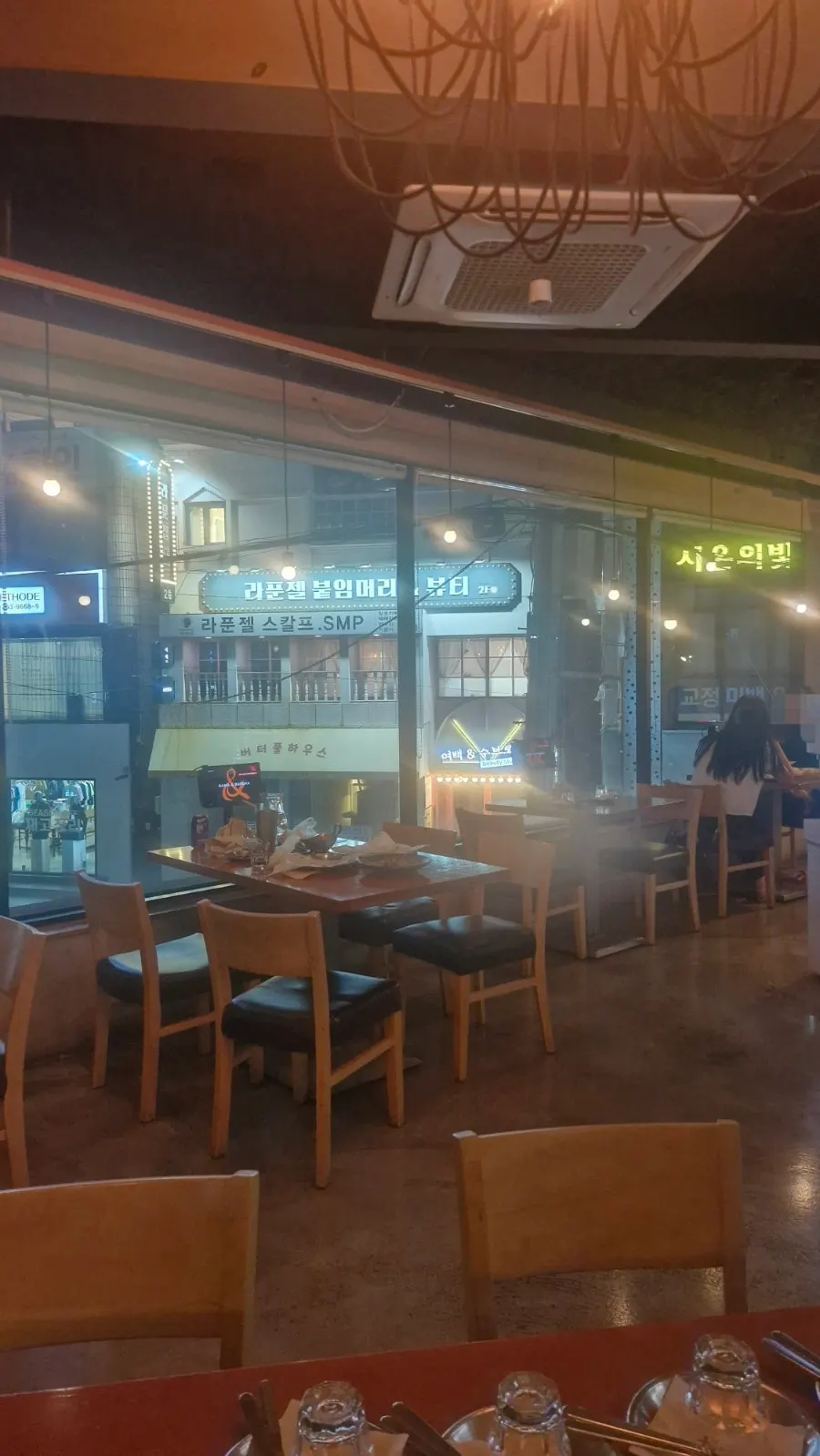 동성로 밤거리가 보이는 통유리 좌석