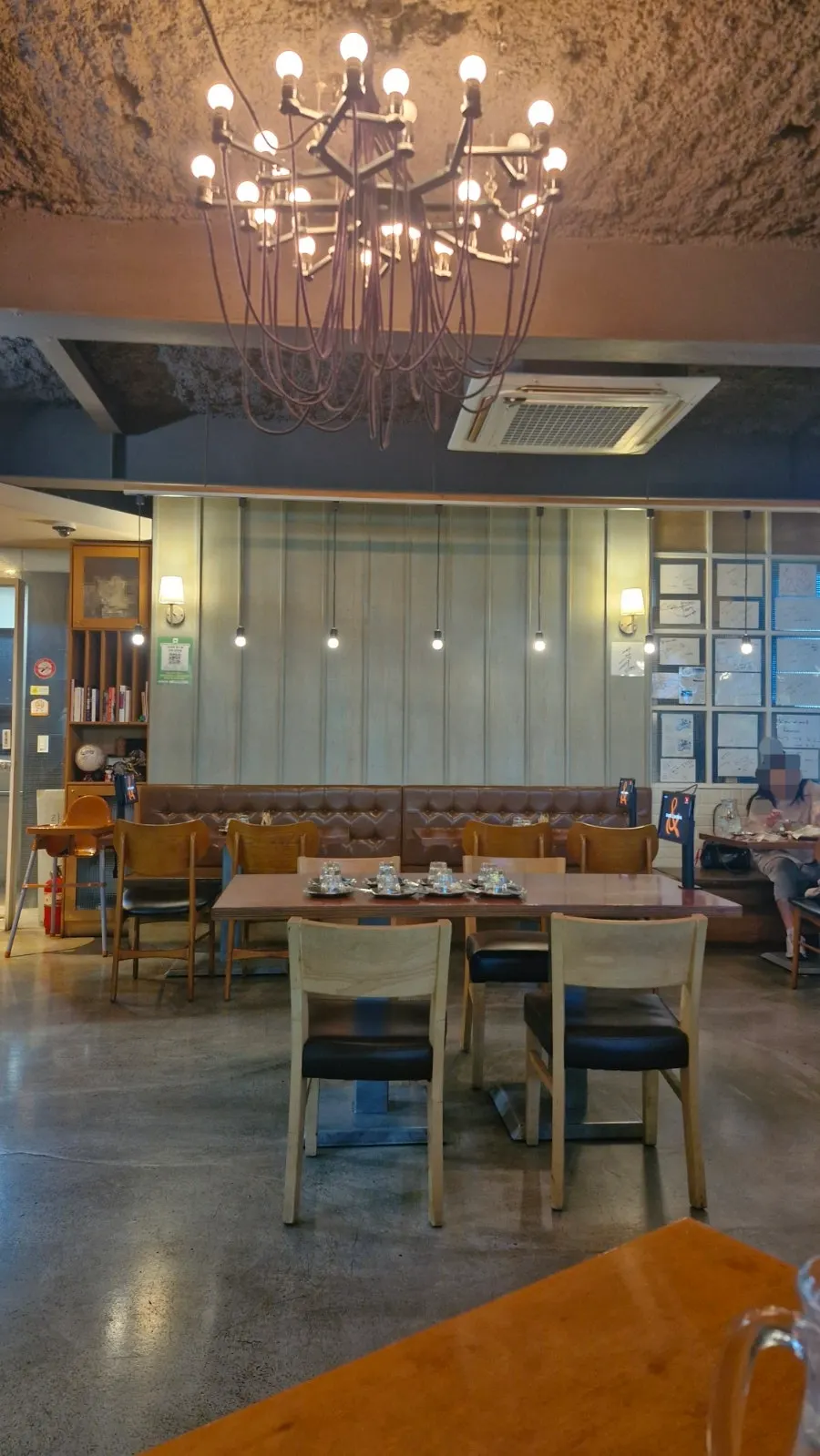 따뜻하고 아늑한 조명의 식사 공간