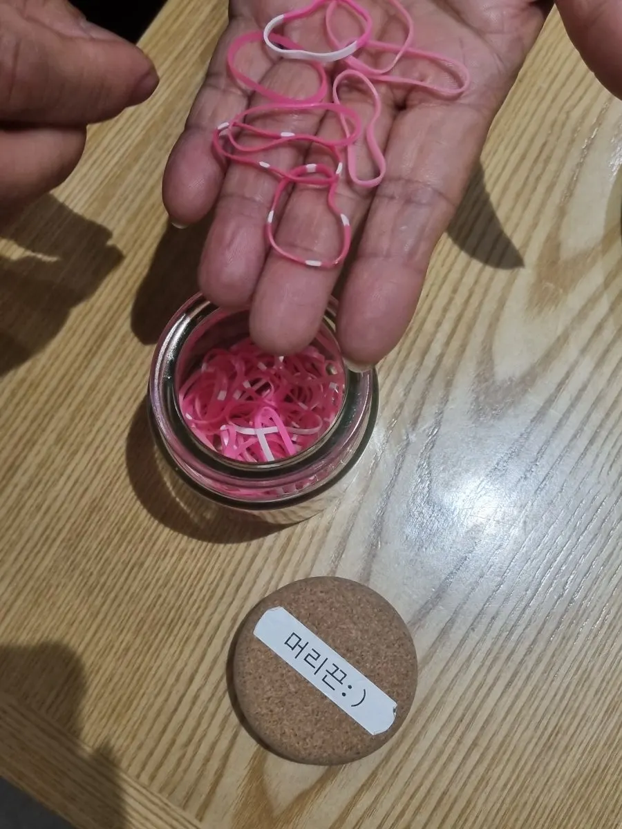 식당에 준비된 머리끈