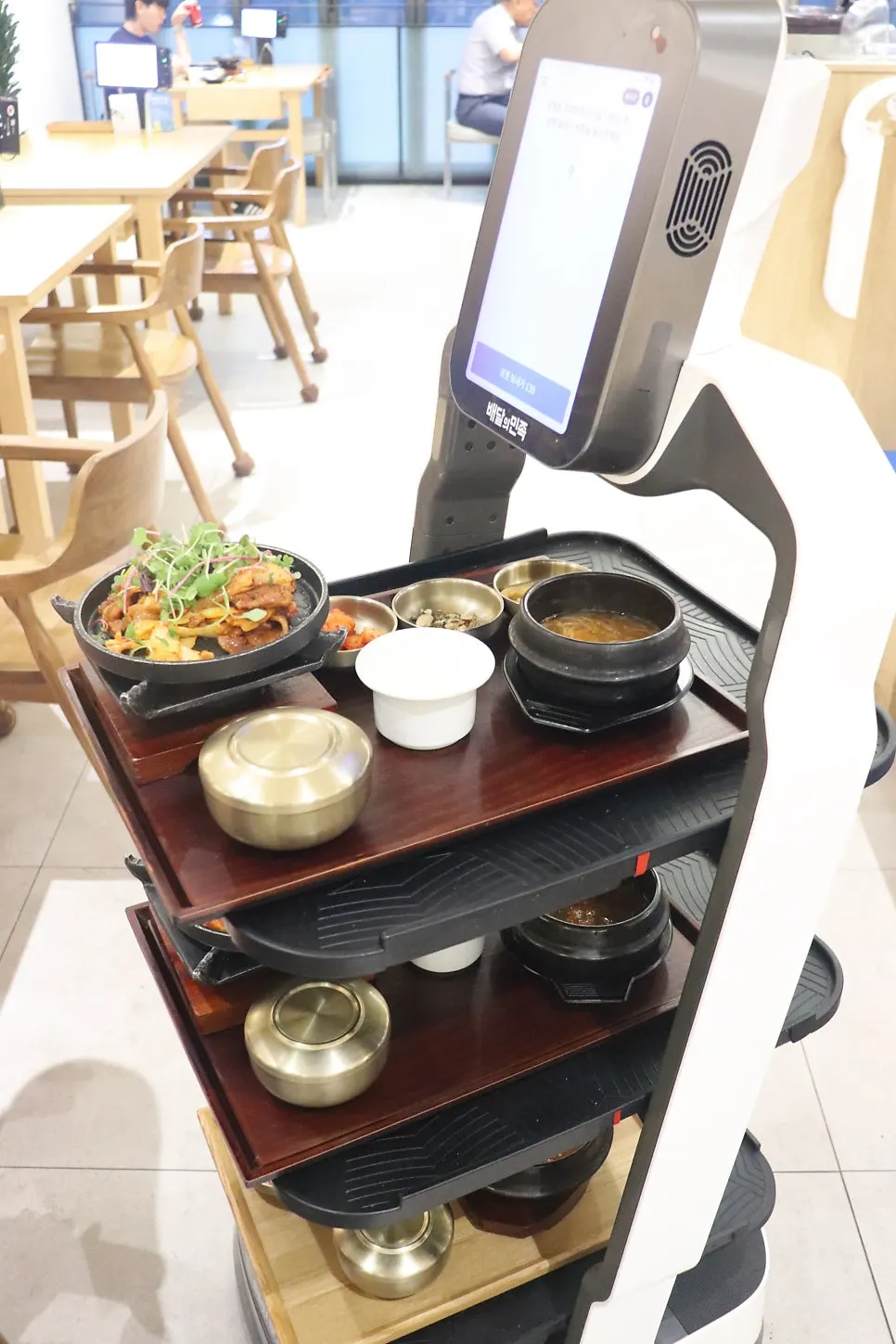 Serving robot bringing food near the table