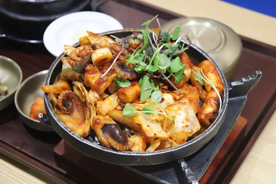 Spicy pork set meal, stir-fried webfoot octopus, and kimchi stew order
