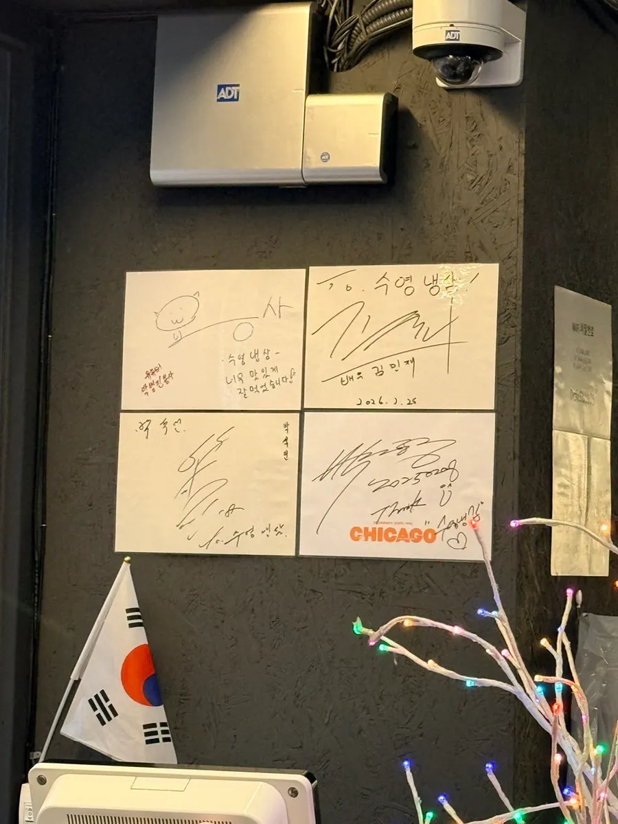 매장 벽면 유명인 사인 사진