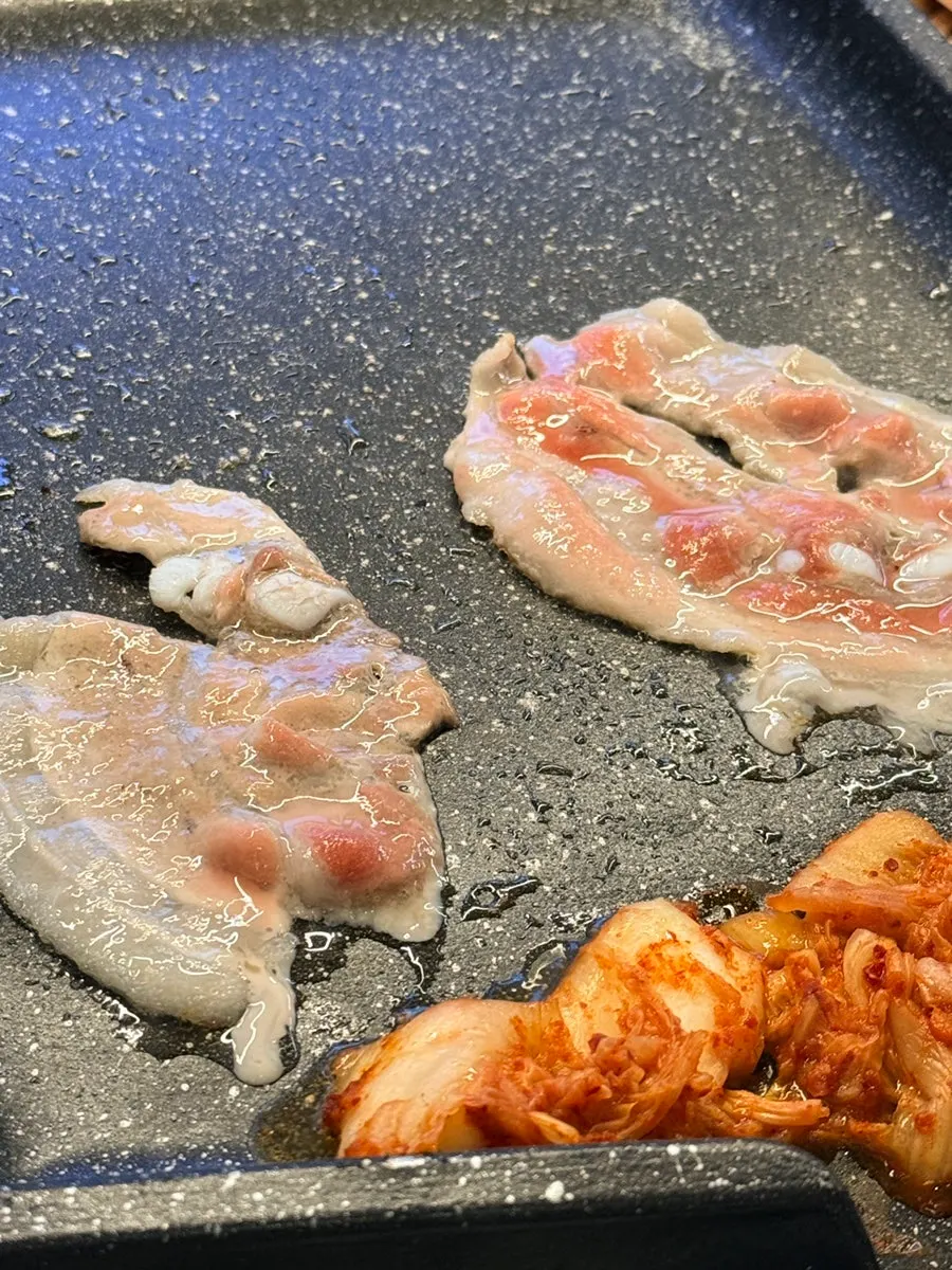 소금을 뿌린 불판 위 급랭 대패 사진