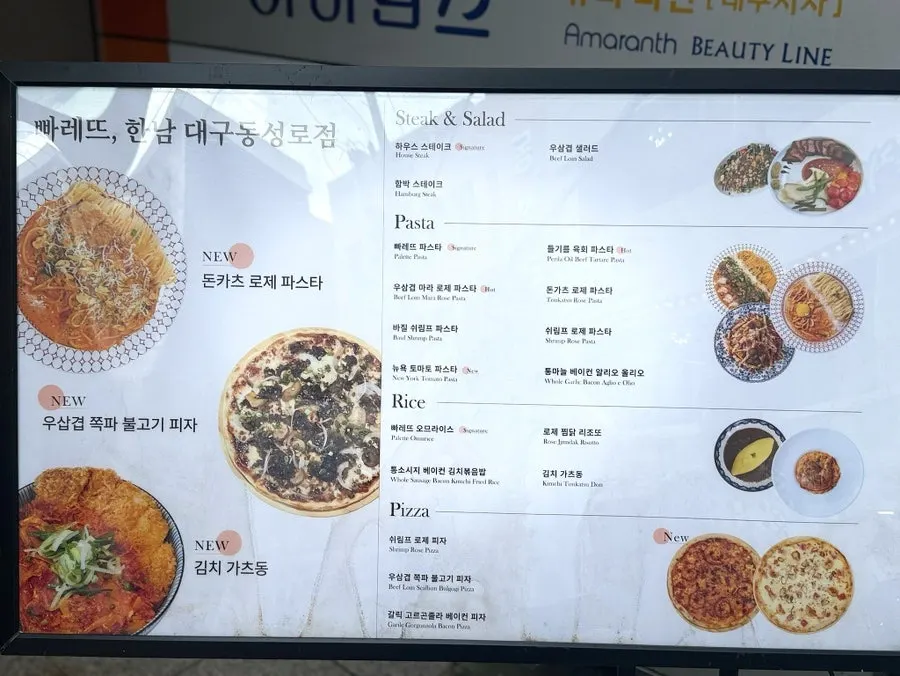 파스텔톤 의자와 대리석 테이블의 매장