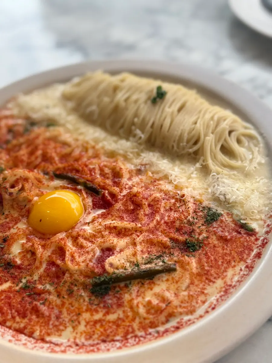 파스타와 오므라이스가 차려진 대리석 테이블