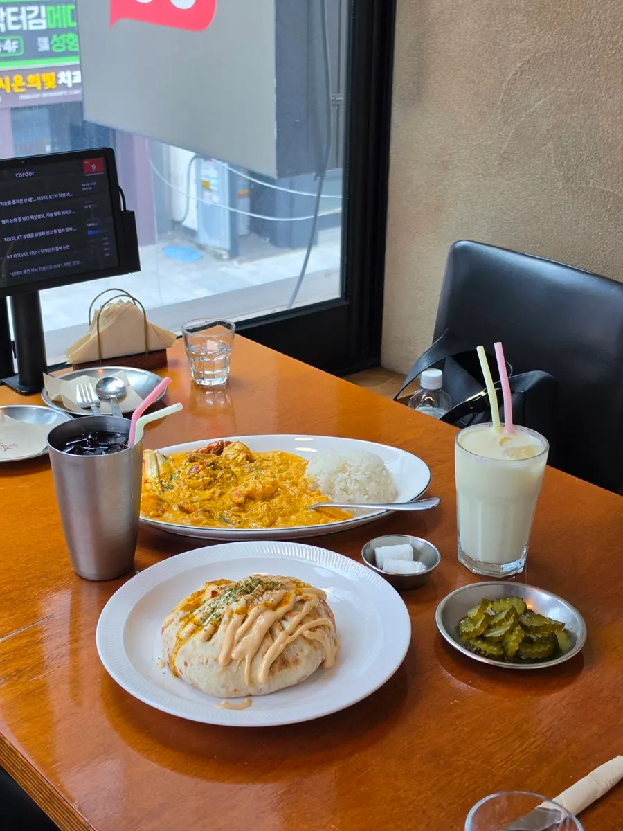 Interior of Rama & Babana Dongseong-ro Main Branch