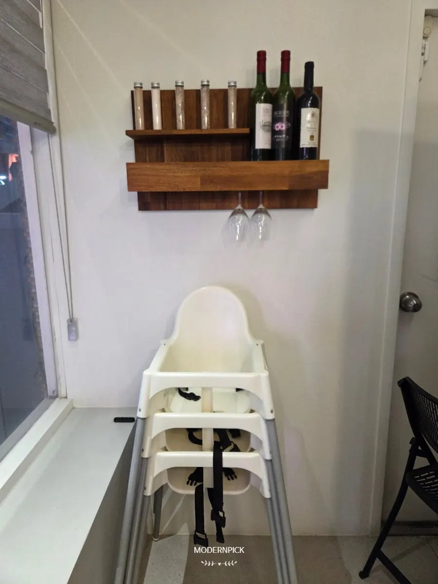 High chair and amenities at Resting07