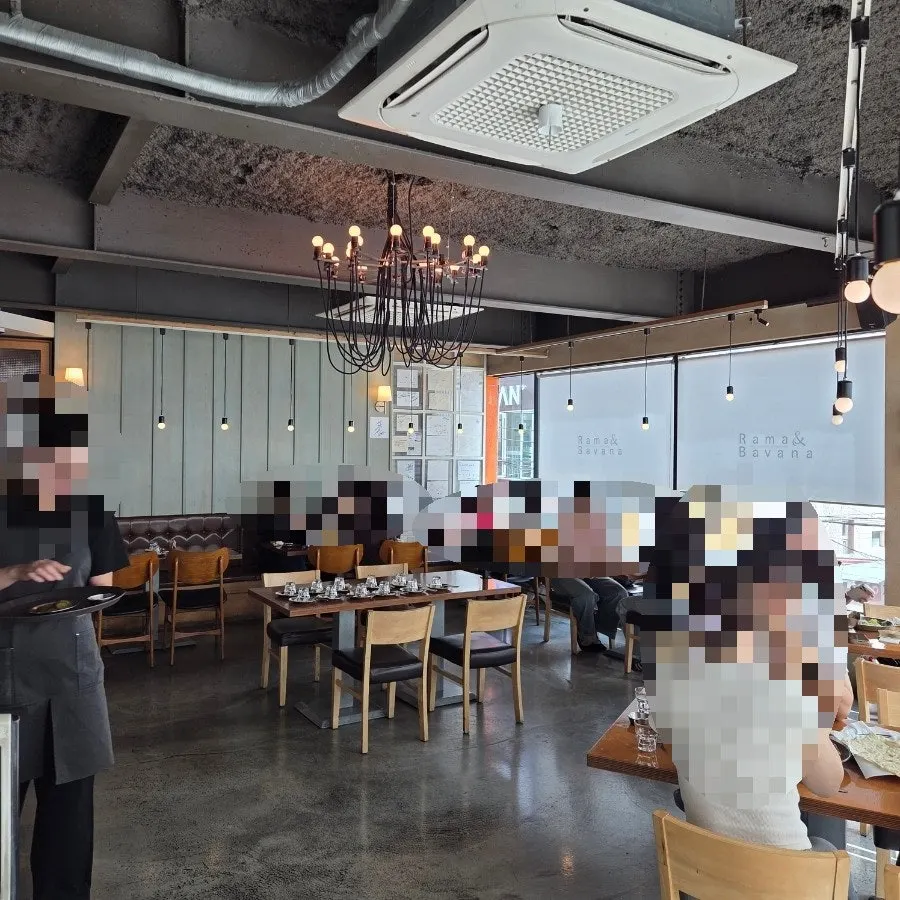 점심 손님이 있는 매장 내부