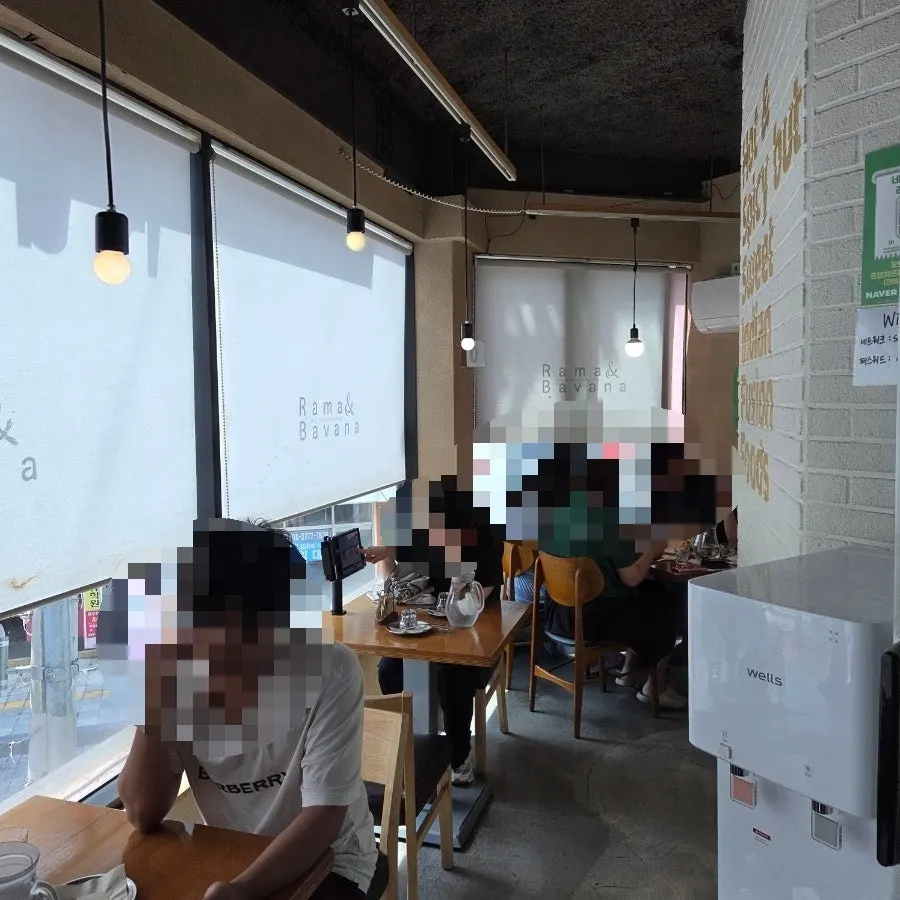 통창 채광이 드는 매장 좌석
