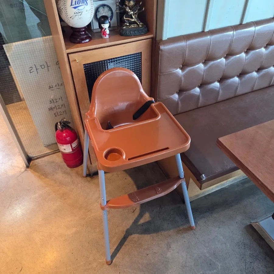 매장 입구 실내 화장실과 유아의자