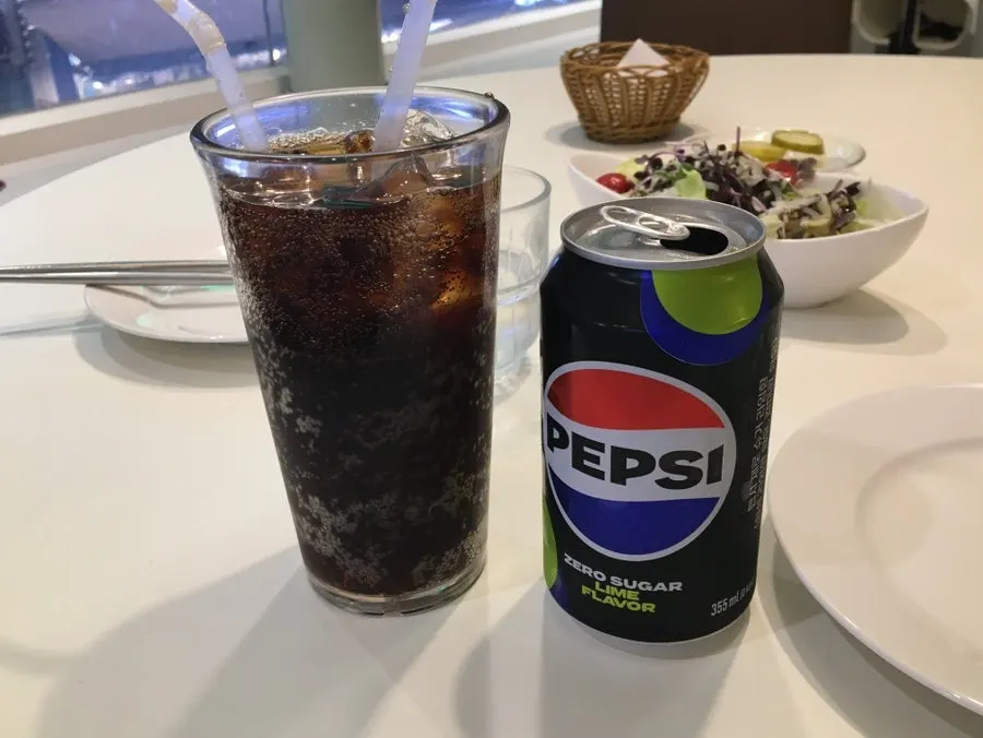 Pan de cortesía con agua y pepinillos