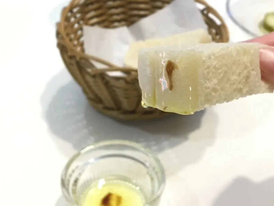 Pan de cortesía para mojar en aceite