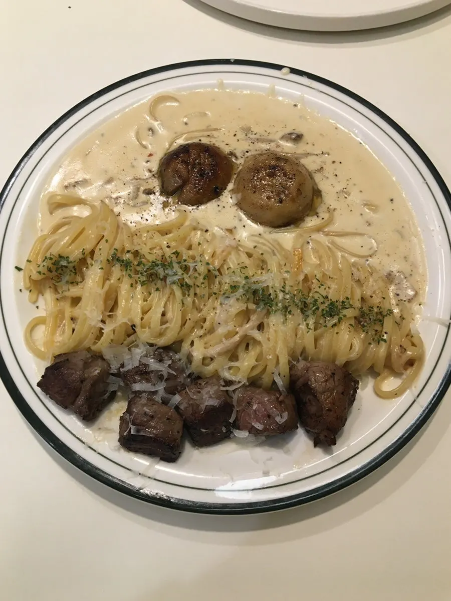 Abundante pasta cremosa con bistec