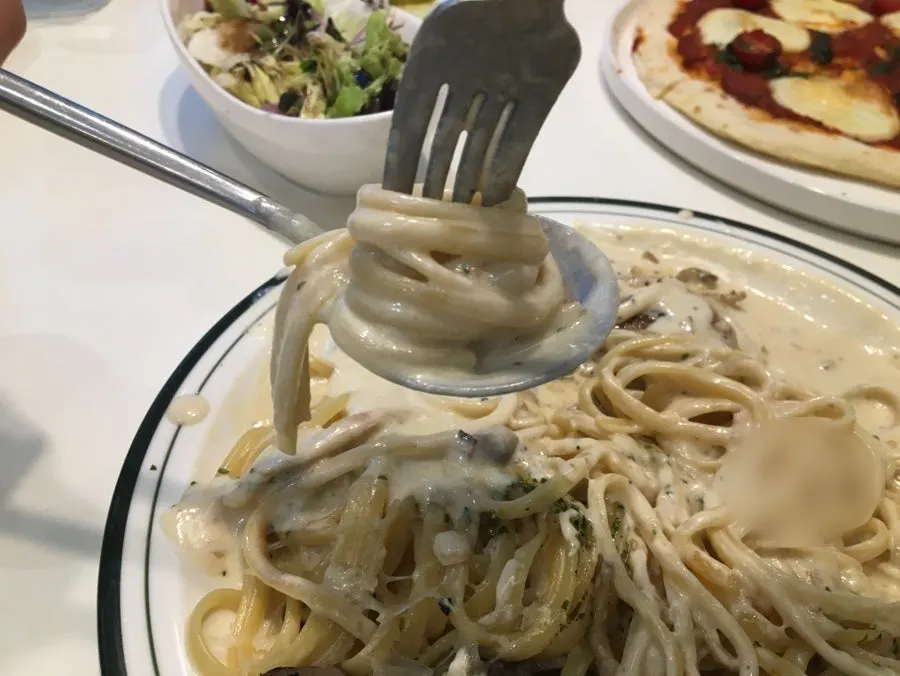 Pasta con la salsa cremosa y el fideo separados