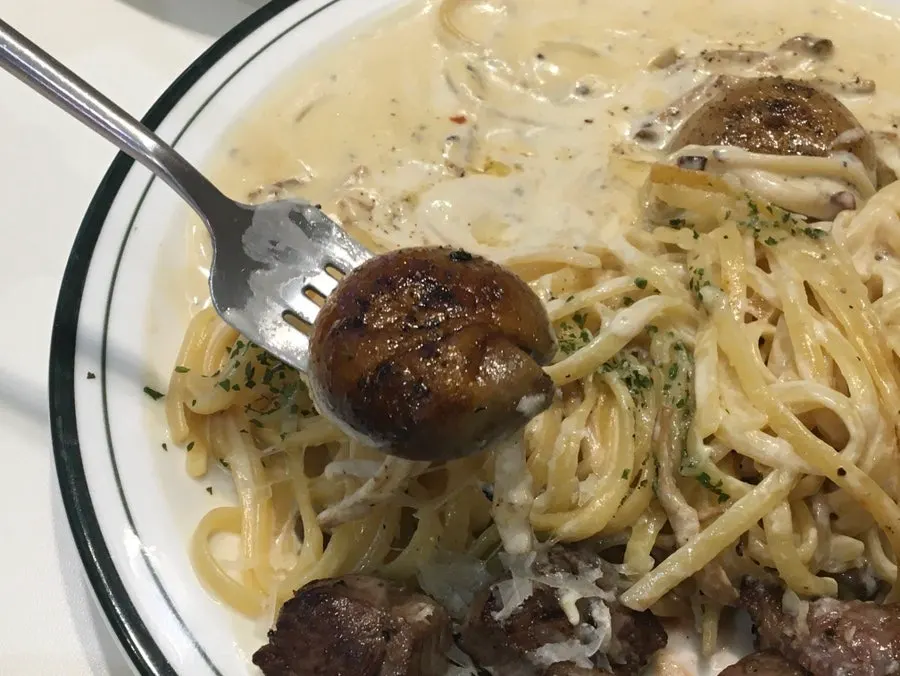 Pasta cremosa con bistec y champiñones