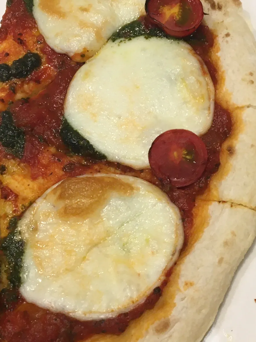 Pizza margherita con queso, tomate y albahaca