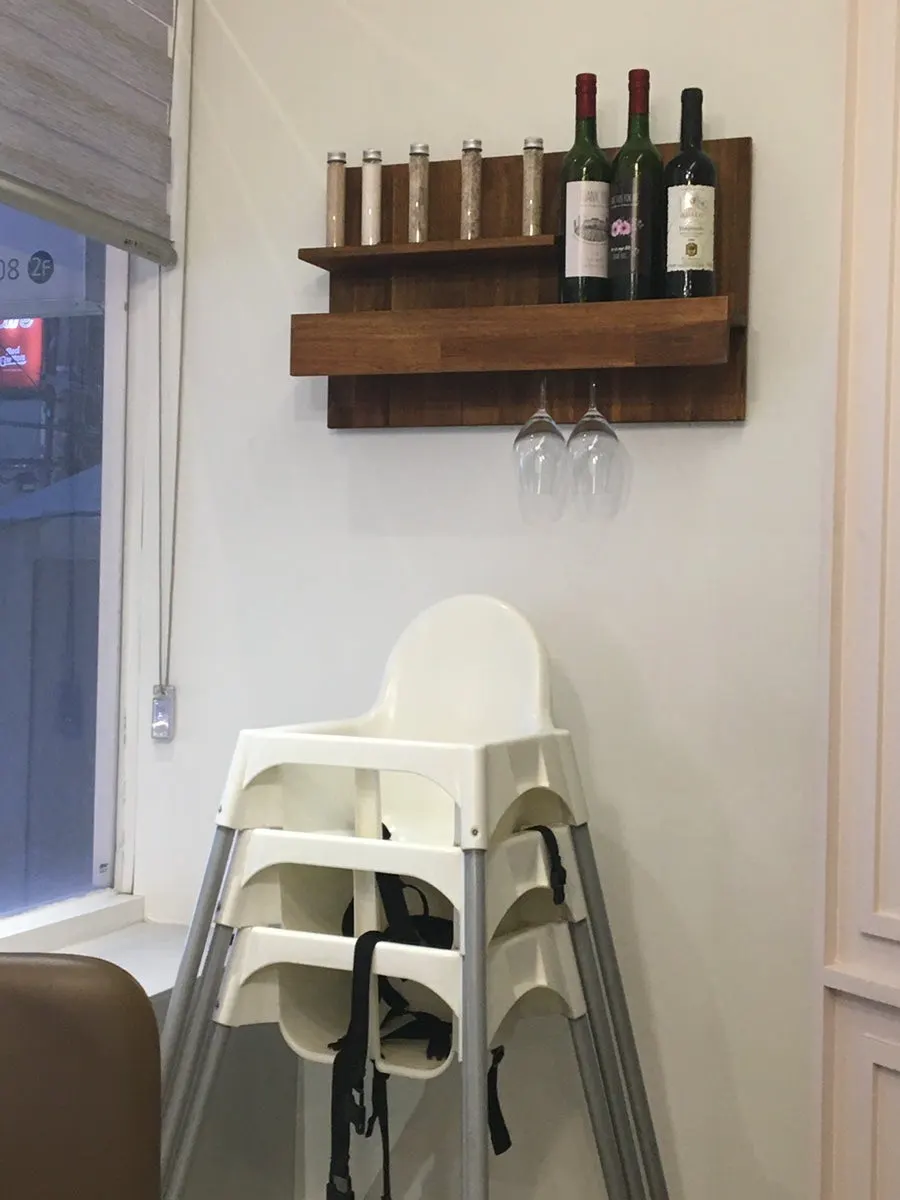 Decoración con botellas de vino en Resting07