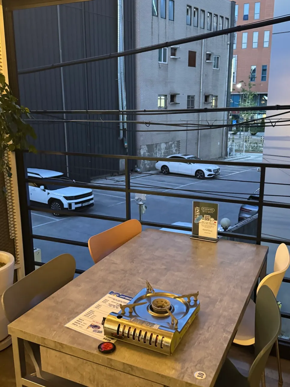 Atmosphere of the second-floor terrace open-air seating