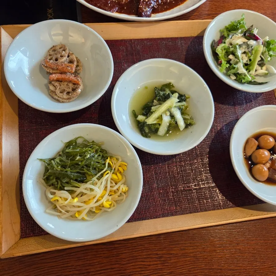 Table setting of Pyeongsang Myeonok's five basic side dishes