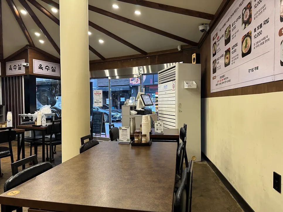 Clean, tidy view of the dining hall