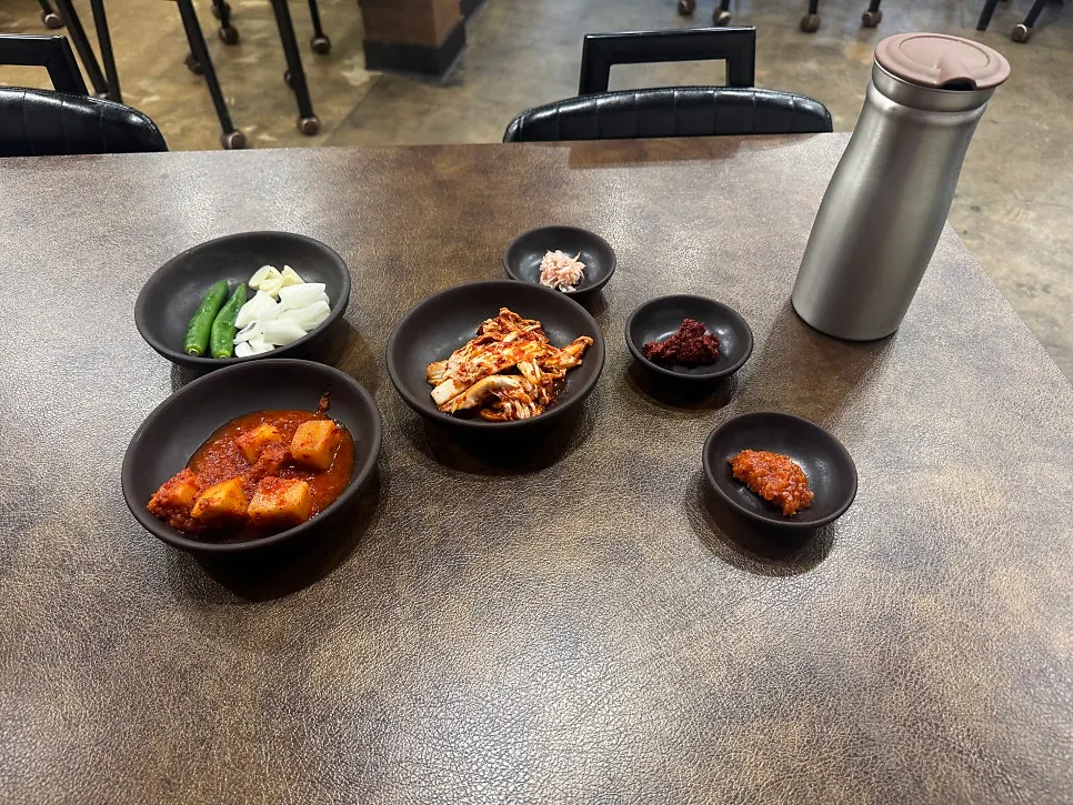Basic banchan of kimchi and kkakdugi