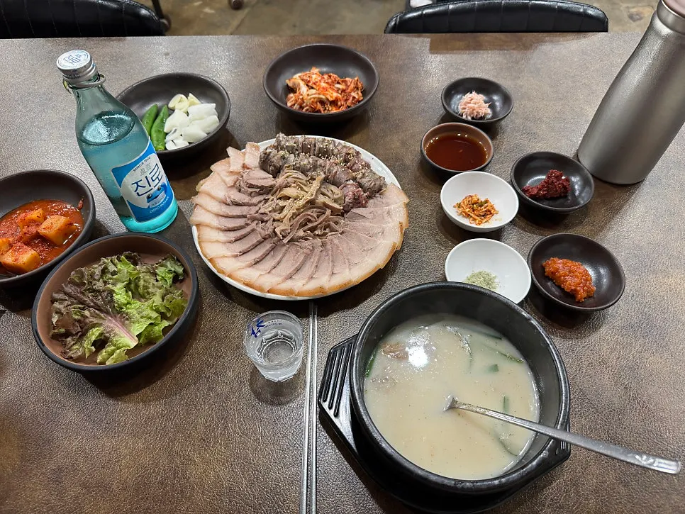 A generous spread topped with assorted suyuk