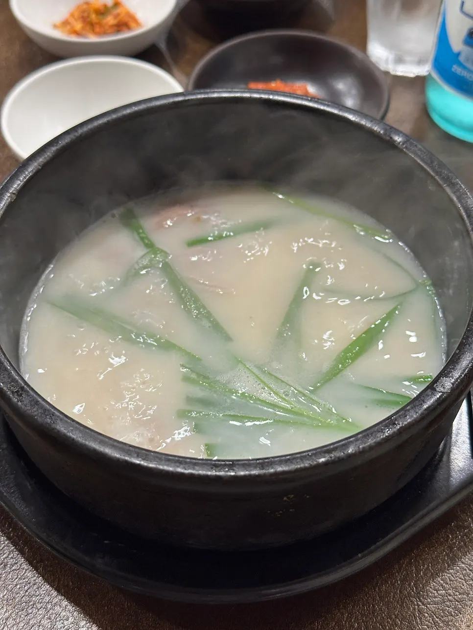 Free earthenware broth served with the order