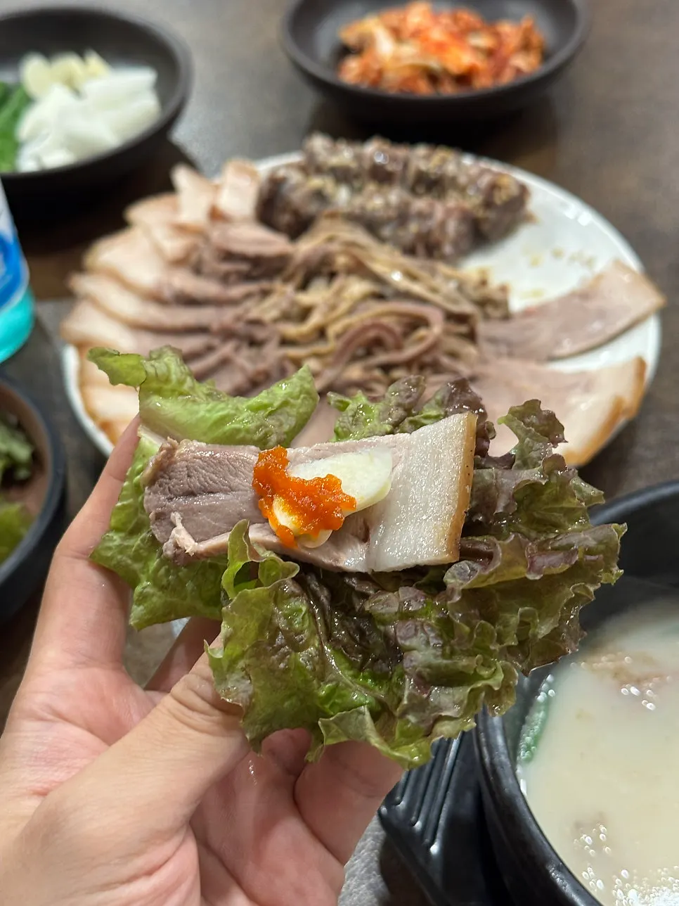 Lettuce wrap with suyuk and garlic