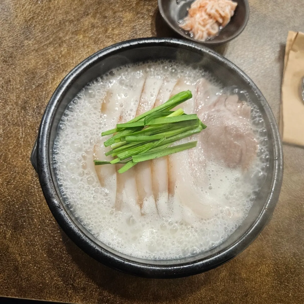 A bowl of kettle-boiled pork gukbap from Ungjin Dalseo Dwaeji Gukbap