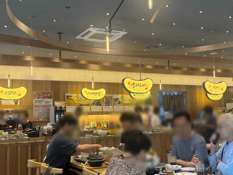 The spacious dining hall at Shabu20 Daegu Bokhyeon branch on a weekday lunch