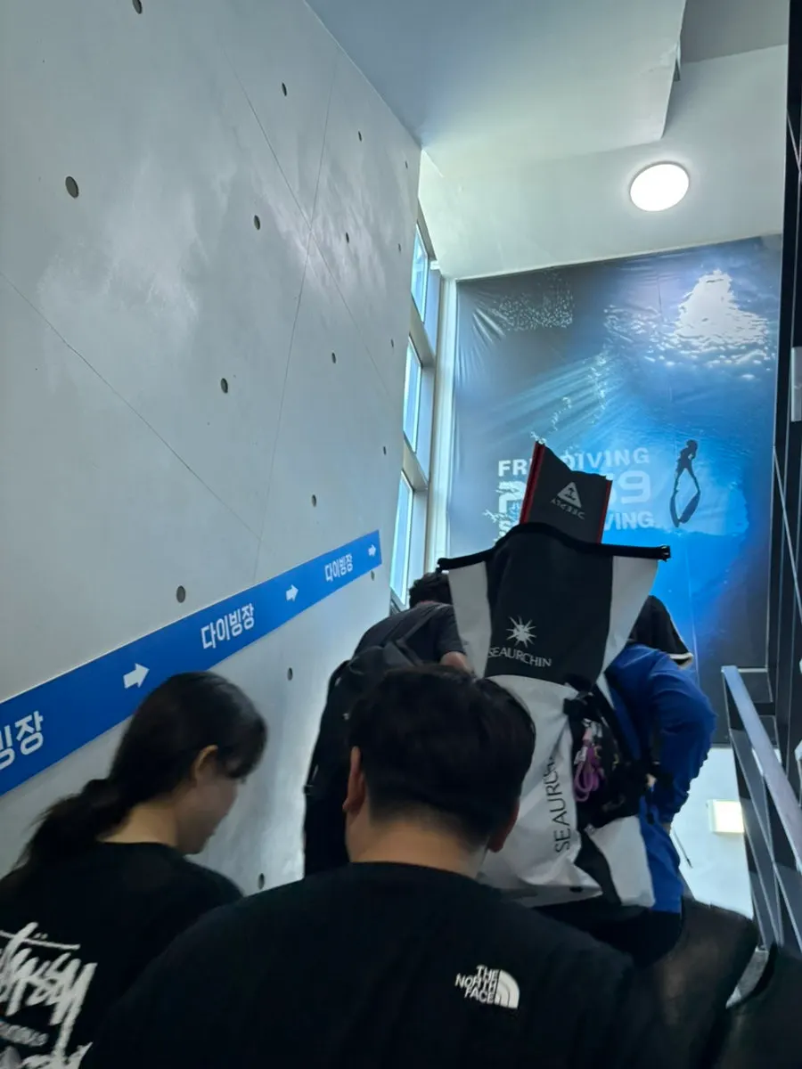 커피를 마실 수 있는 강습 대기 공간