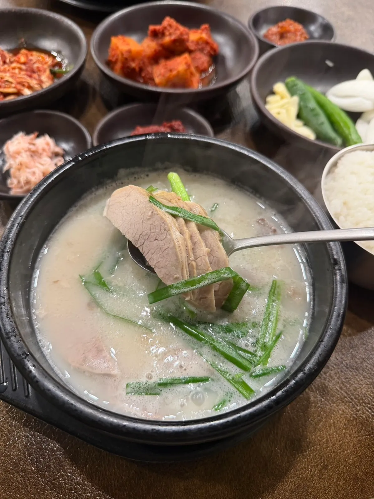 Ungjin Dalseo Dwaeji Gukbap signature photo