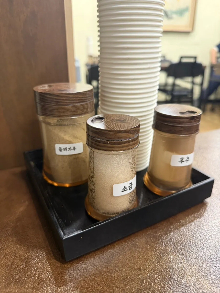 Perilla powder, salt, and pepper set on the table
