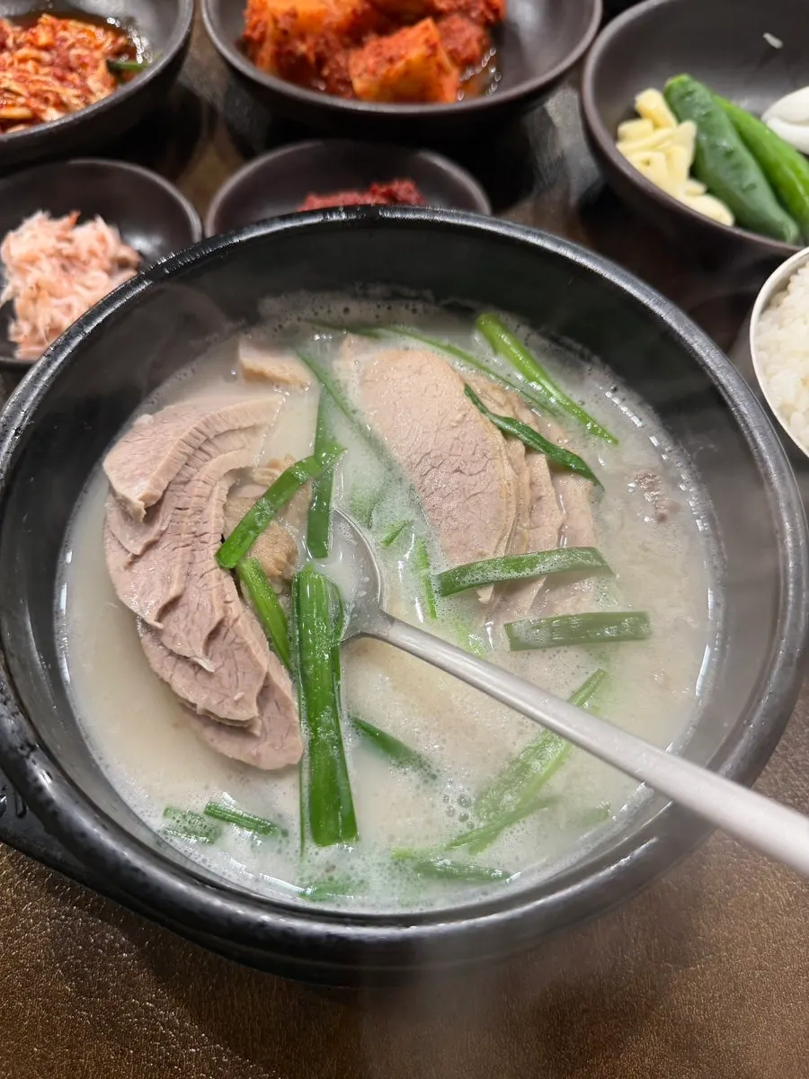 A bowl of lean-meat gukbap